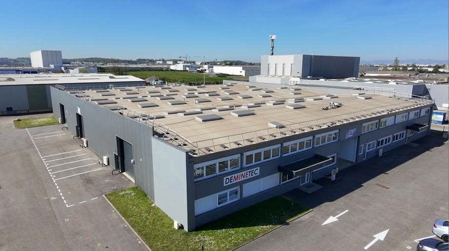 Vue aérienne d’un parc d’activités multilocataire à Meyzieu : toitures plates, cellules alignées, stationnement en façade.